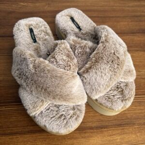 Forever 21 Faux Fur Slippers Size L‎ Beige Plush Cross Band Cozy Slides